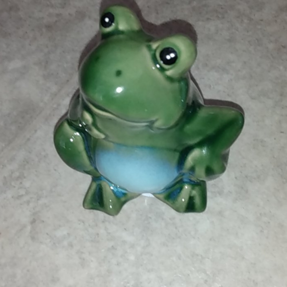 Frog figurines